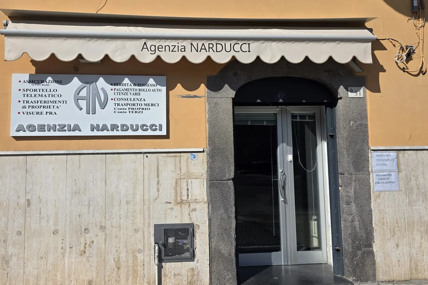L'ingresso dell'Agenzia Narducci in Via Roma 51, con la tenda e l'insegna